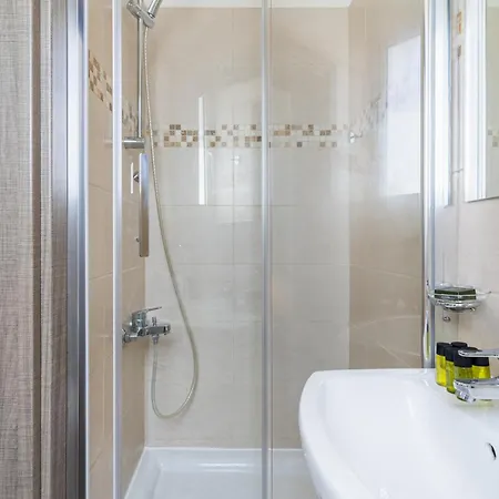 Stylish 2br Near & Center Apartment *