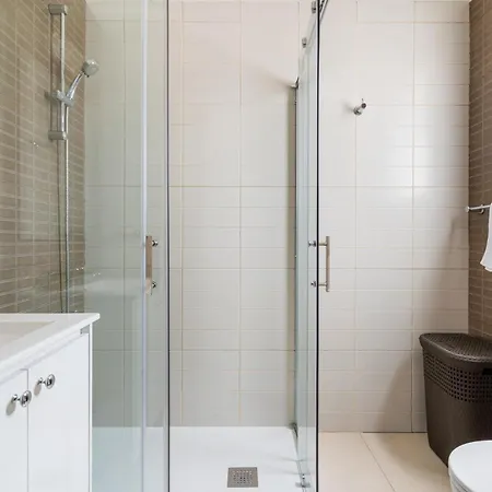 Stylish 2br Near & Center Apartment *